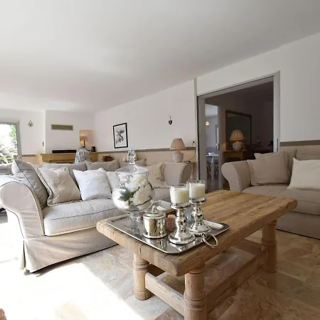 Stylish Villa In Southern France With Pool וילה